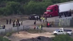 46 мигрантов погибли в Техасе, пытаясь пересечь границу США: видео