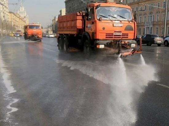 Костромские заботы: дороги города поливают водой, чтобы асфальт не плавился