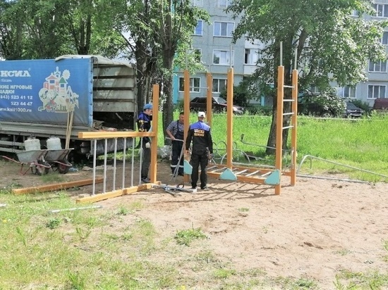 В Кирове устанавливают во дворах новое игровое оборудование