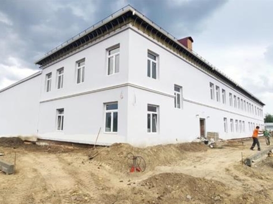 Красноярские строители приступили к благоустройству территории старейшей городской школы