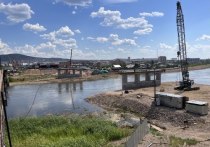 Несмотря на зной и палящее солнце, в Улан-Удэ продолжаются работы по возведению третьего моста через реку Уда