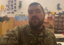 Блогер Анатолий Шарий опубликовал в своем Telegram-канале видеообращение боевика украинского националистического батальона «Азов» (признан в РФ экстремистским и запрещен), снятое в помещении детского сада