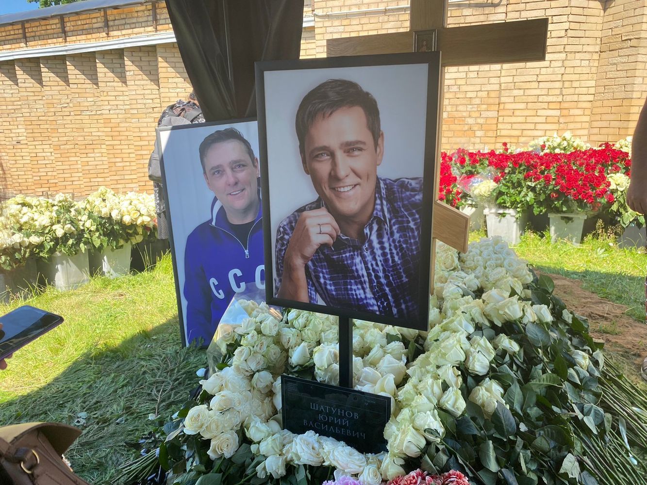 Могила Юрия Шатунова на Троекуровском: похороны прошли под охраной