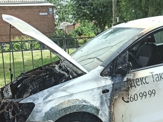 В Таганроге сгорела машина такси