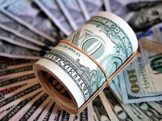 Впервые с мая 2015 года доллар на Мосбирже упал ниже 52 рублей