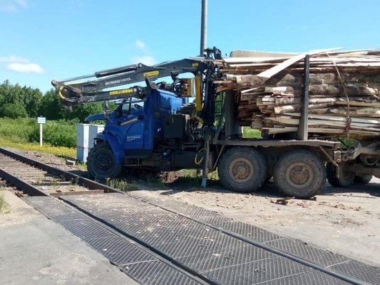 Подробности костромского ДТП: лесовоз против поезда