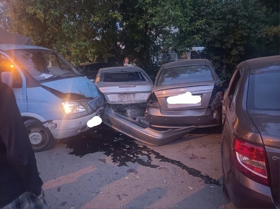 Пьяный водитель протаранил четыре машины во дворе в Твери