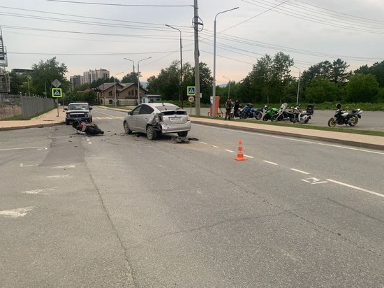 Водитель мотоцикла попал в больницу после ДТП с Toyota Prius в Южно-Сахалинске