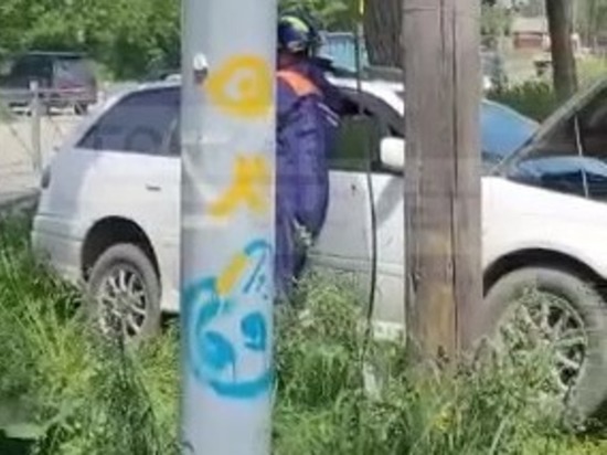 Пьяный водитель Toyota Caldina врезался в забор школы в Южно-Сахалинске