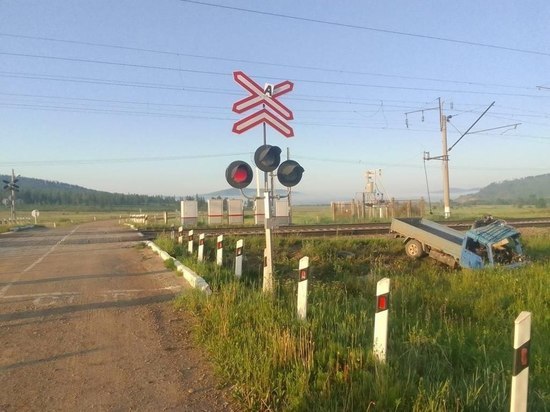 Три человека погибли в ДТП с грузовиком на ж/д путях в Забайкалье