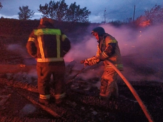 25 пожарных тушили крупное возгорание в дачном обществе Саяногорска