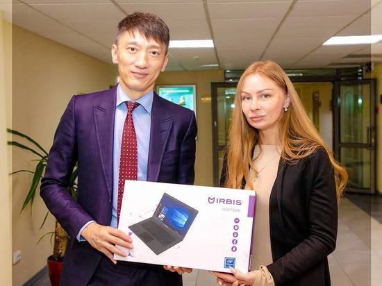 Благотворитель подарил ноутбук и микроволновку семьям на Сахалине