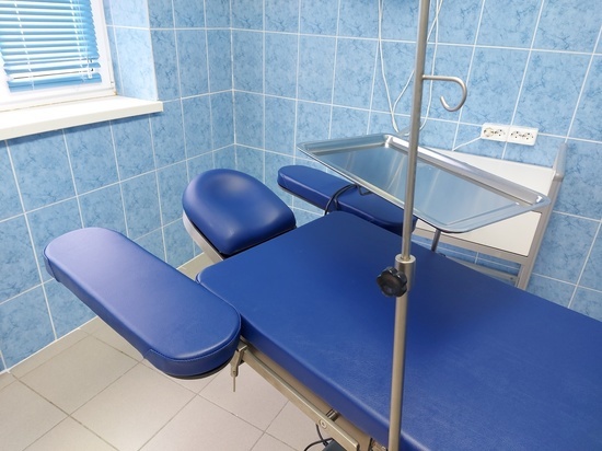 Офтальмологи больницы Нового Уренгоя получили новый операционный стол