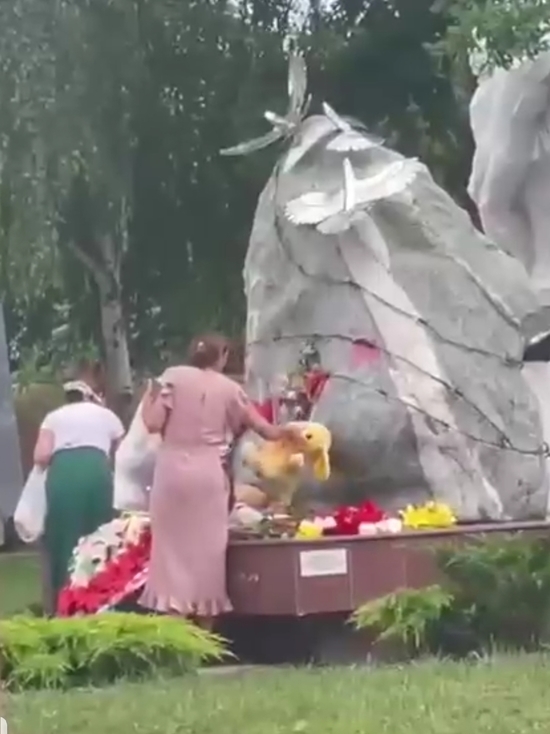 В соцсетях опубликовали ролик, на котором видно, как две женщины в Усть-Лабинске уносят детские игрушки с военного мемориала