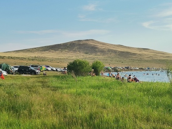 Жители Улан-Удэ спасаются от жары в водах озера Торма, где купание запрещено