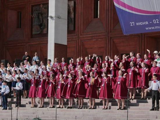 В Якутске начался конкурс молодых исполнителей «Розовая чайка»