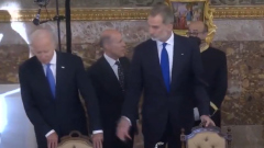 Байден растерялся на приеме у короля Испании: видео поиска стула