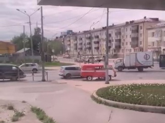 УАЗ сломался на перекрестке в Южно-Сахалинске