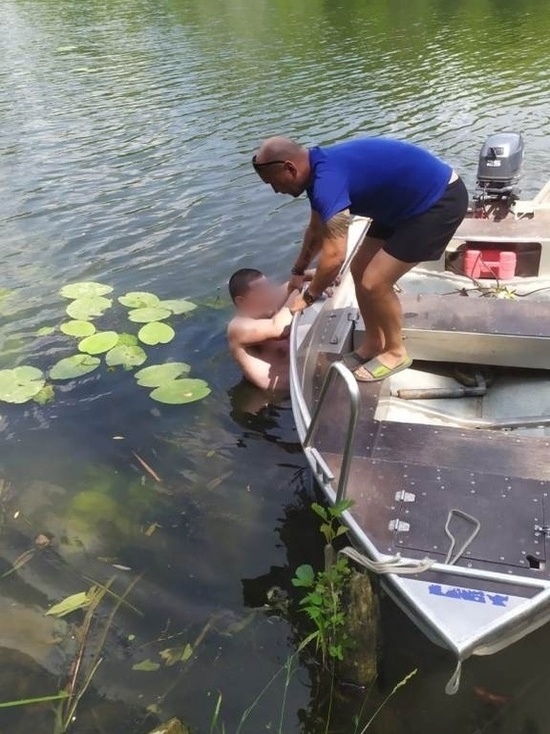 В Курске водолазы АСС спасли запутавшегося в кувшинках на реке Сейм мужчину