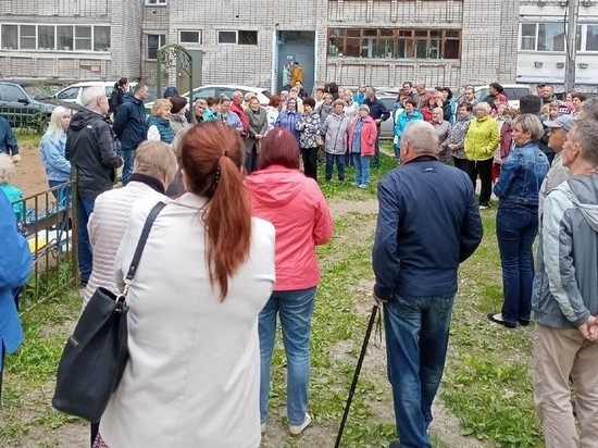 Жители Кирова вынуждены благоустраивать разбитые дворы за свой счет