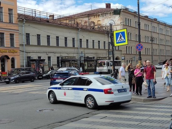 Иномарка протаранила подземный переход у станции метро  «Новочеркасская» в Петербурге