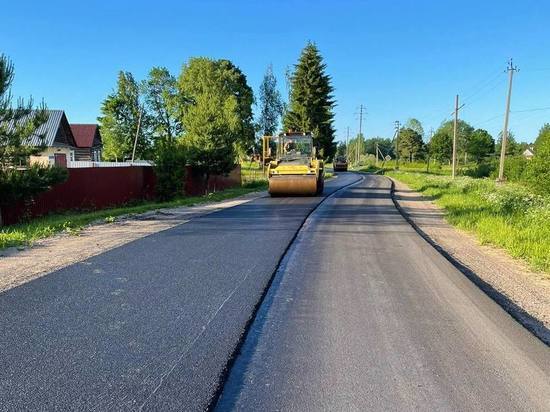 В Батецком районе обновляют дорогу, вдоль которой расположены 15 деревень