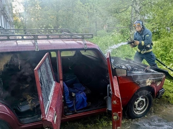 Восемь огнеборцев тушили загоревшуюся легковушку в Апатитах