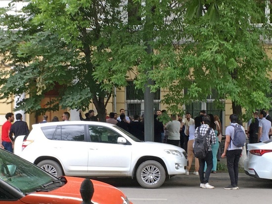 Иностранные студенты устроили танцы около мэрии Саратова - полиции нет