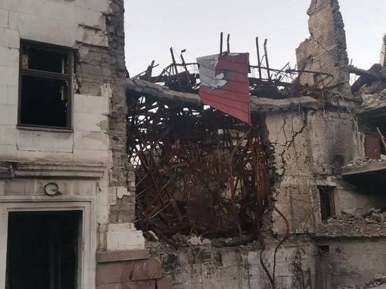 В соцсетях появились фото разрушенного театра в Мариуполе