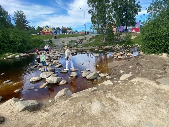 Жители Петрозаводска прыгают по камням в ожидании моста