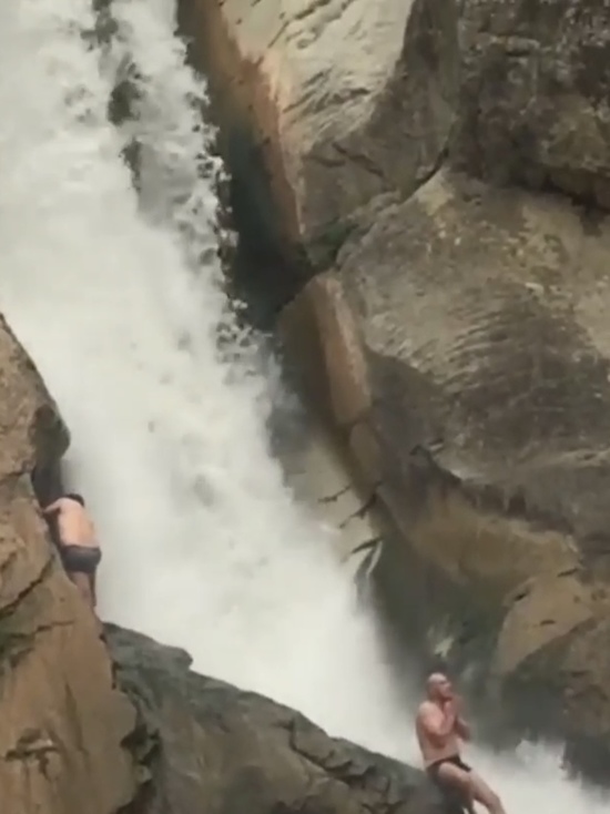 В Дагестане турист упал в водопад