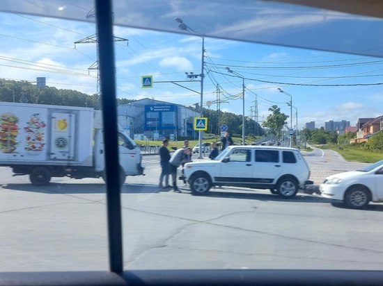 Мужчина пострадал в ДТП с внедорожником и грузовиком в Южно-Сахалинске