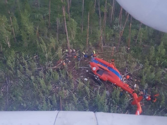 Лесопожарные с совершившего жесткую посадку в Якутии вертолета доставлены в Якутск