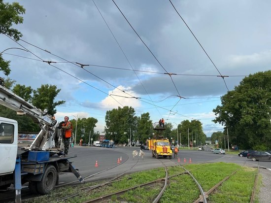 Негабаритный автомобиль оборвал контактную сеть в Кемерове