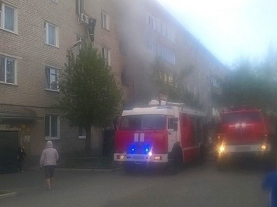 В Черногорске неизвестные подожгли дверь в общежитии
