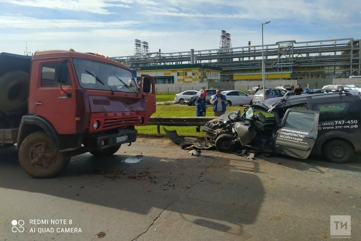 Вышедший на встречку КАМАЗ в Нижнекамске вмял легковушку в отбойник - МК Казань