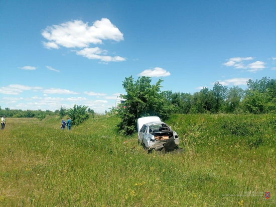На трассе в Волгоградской области погиб водитель опрокинувшегося ВАЗа