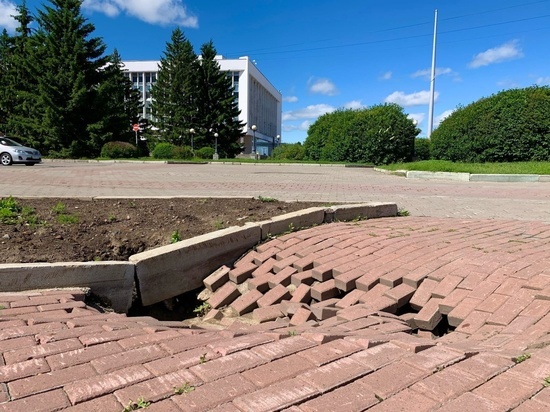 На проспекте Ленина в Томске провалилась тротуарная плитка