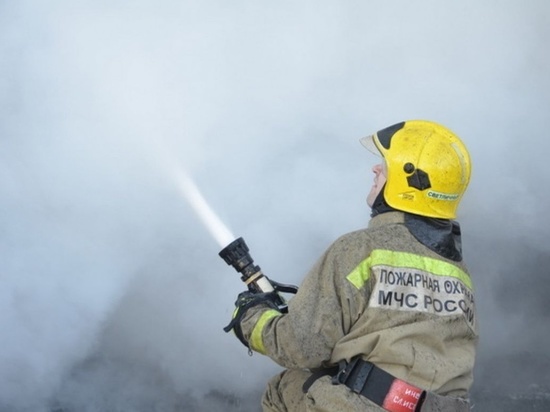 Спасатель получил ожоги при пожаре в жилом доме в Таганроге
