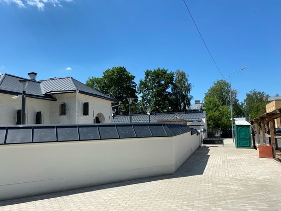 Оградительный забор демонтировали возле Кузнечного Двора в Пскове