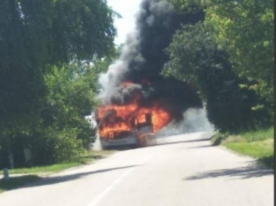 В кубанском хуторе загорелся пассажирский автобус