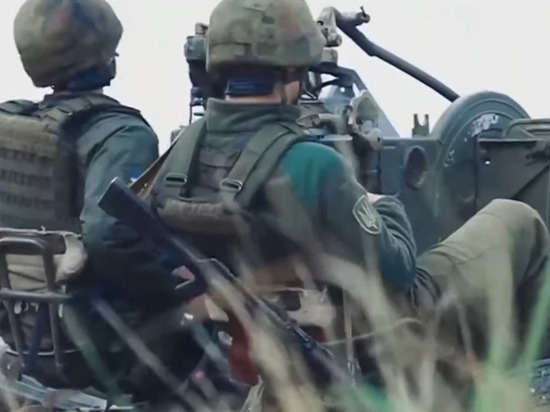 Российский телеканал "Звезда" сообщил в своем телеграм-канале, что в Лисичанске военнослужащие ВСУ вступили в боевое столкновение с бойцами добровольческих украинских батальонов, которые выполняют роль заградотрядов