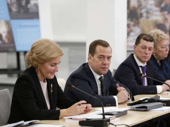 Медведев: решение по ограничению транзита прилетело в Литву из-за океана