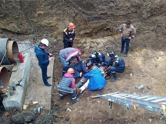 В Челябинске рабочий упал в четырехметровый котлован