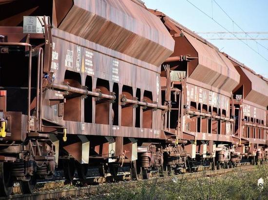 В результате столкновения с железнодорожных путей в Мурманске сошли три грузовых вагона