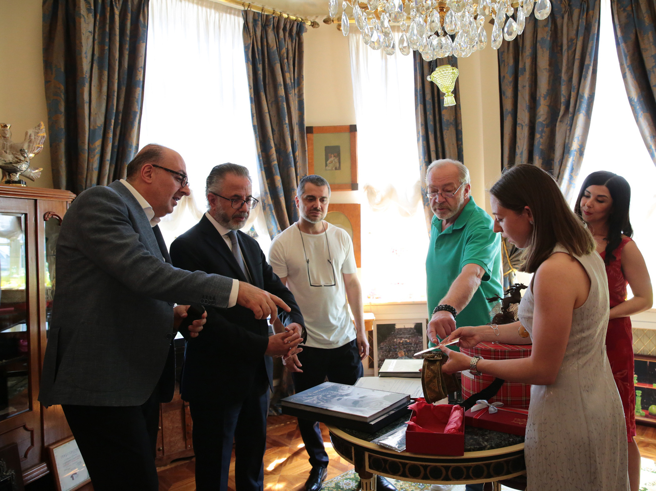 Послу Иордании в России в музее Гурченко передали подарок для королевы Рании