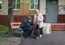 Председатель правления Пенсионного фонда РФ Андрей Кигим назвал две главные причины, почему количество россиян, получающих пособия по старости, постоянно снижается