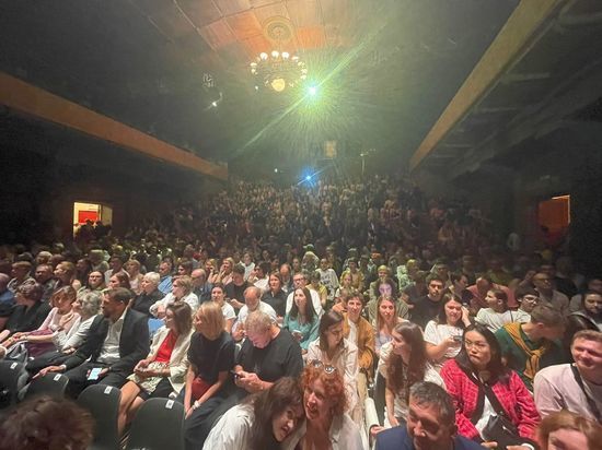 На финальной премьере сезона, которая станет последней в истории «Гоголь-центра», в театре собралось огромное количество людей