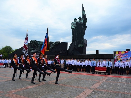 Донецкие курсанты получили дипломы в Мариуполе