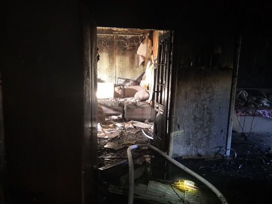 Пожарные потушили квартиру в деревянном доме в Лабытнанги